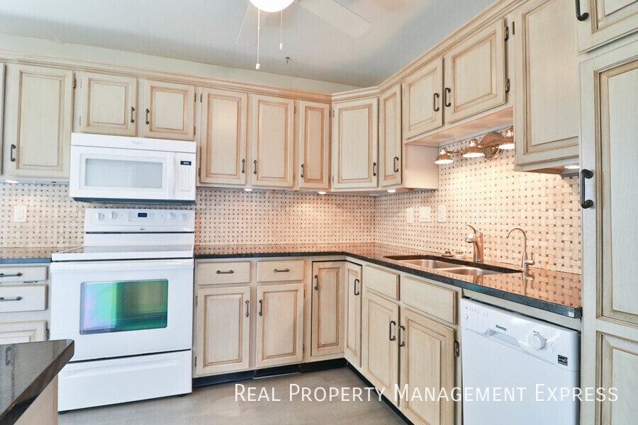 Primary Photo - Spacious 2 Bedroom 2 Bath House with Bonus...