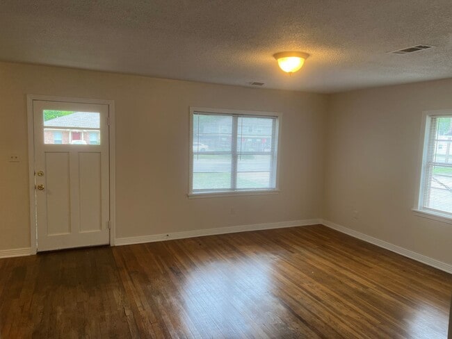Building Photo - 3 Bed 1 Bath Home