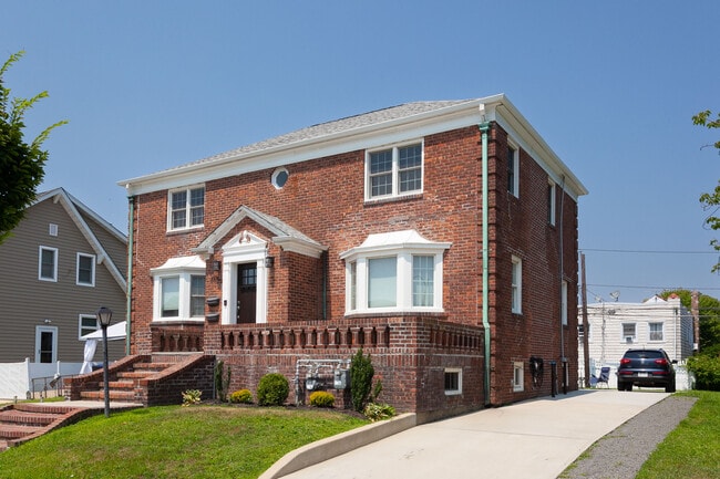 Building Photo - 355 E Beech St