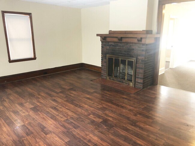 Foto del edificio - 6-Bedroom, 2-Bath Home Just A Few Blocks F...