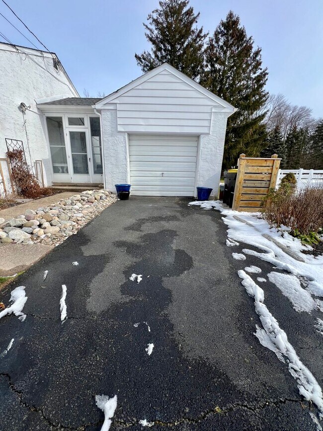 Building Photo - Gorgeous 3-Bedroom Single-Family Home in H...