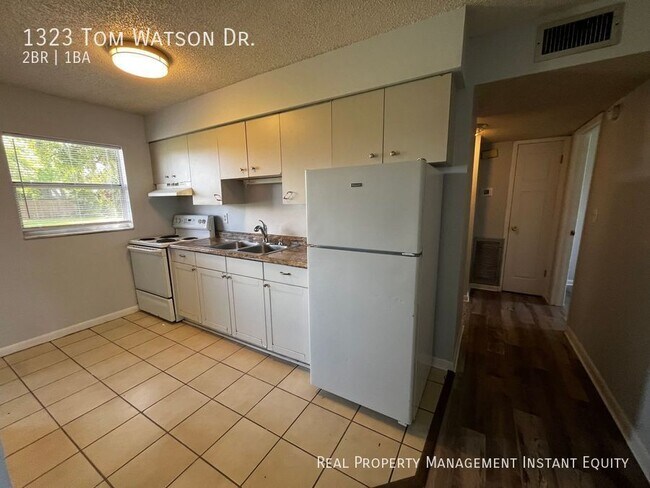 Foto del edificio - 1323 Tom Watson Rd
