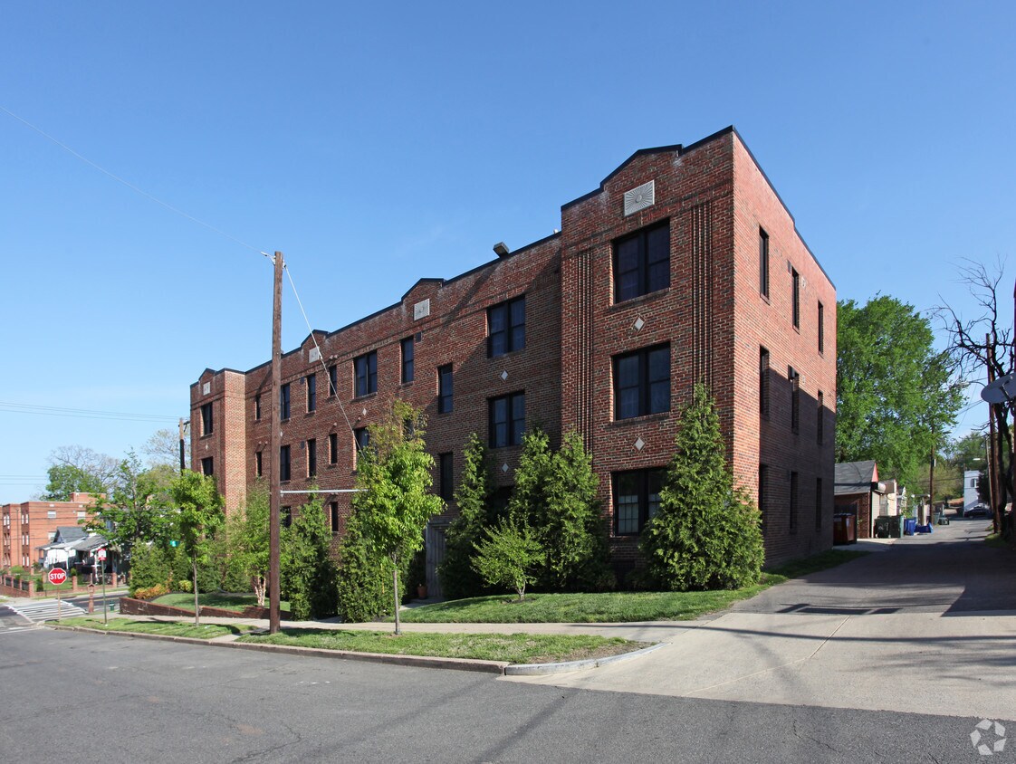 Primary Photo - 400 Evarts St NE