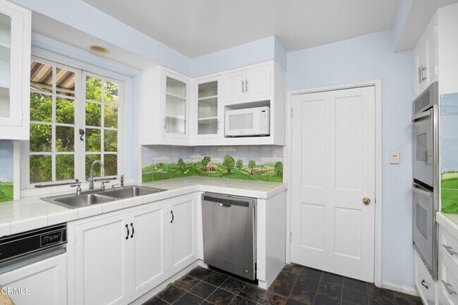 Foto del edificio - 12060 Laurel Terrace Dr
