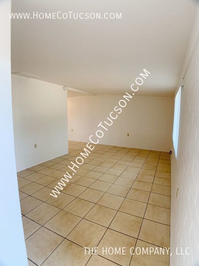 Building Photo - AVAILABLE NOW! 1446 E Iowa Dr
