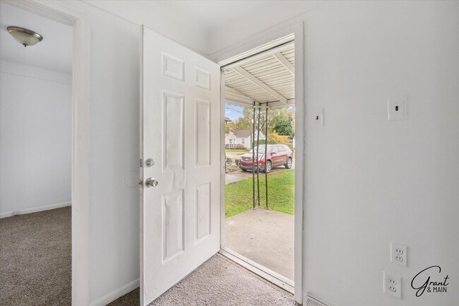 Foto del edificio - $1200 Warren bungalow