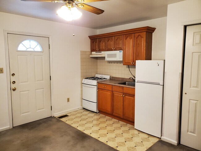 Kitchenette - 1648 Lower State Rd