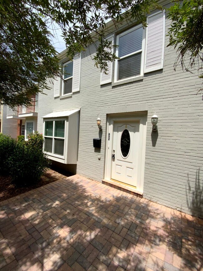 Foto del edificio - HIGHLY UPGRADED TOWN HOME IN FABULOUS GUAR...