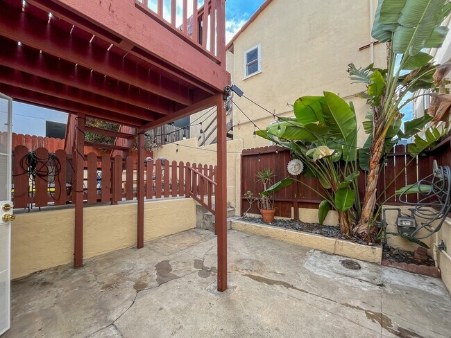 Building Photo - Spacious Studio - Steps to the Sand