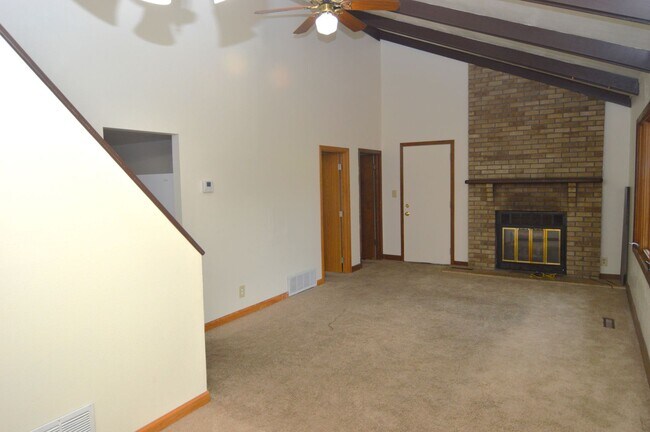 Building Photo - 4 Bed House for Rent- Move-In Ready!!