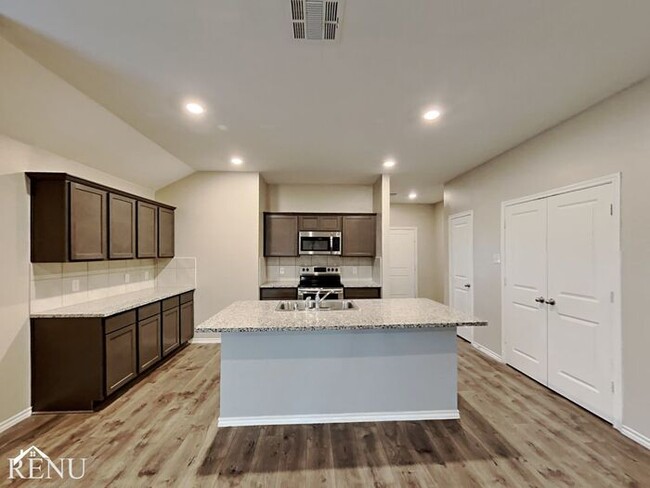 Building Photo - 2603 Hutchins Dr