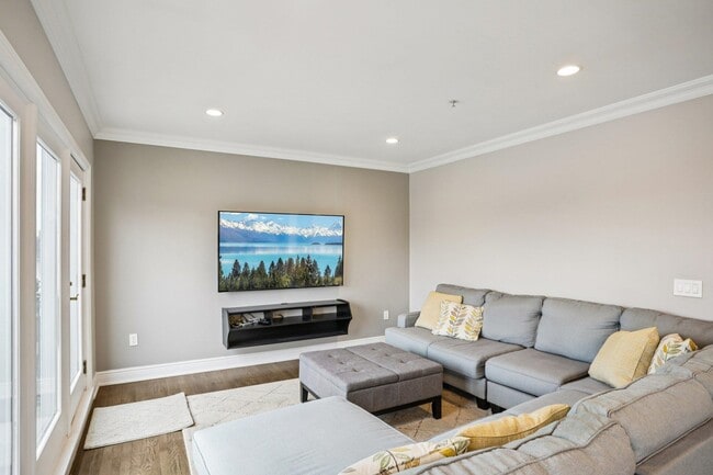 Building Photo - 343 The Promenade