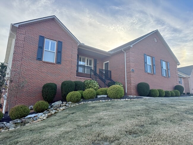 Foto del edificio - 421 Amberland Ln