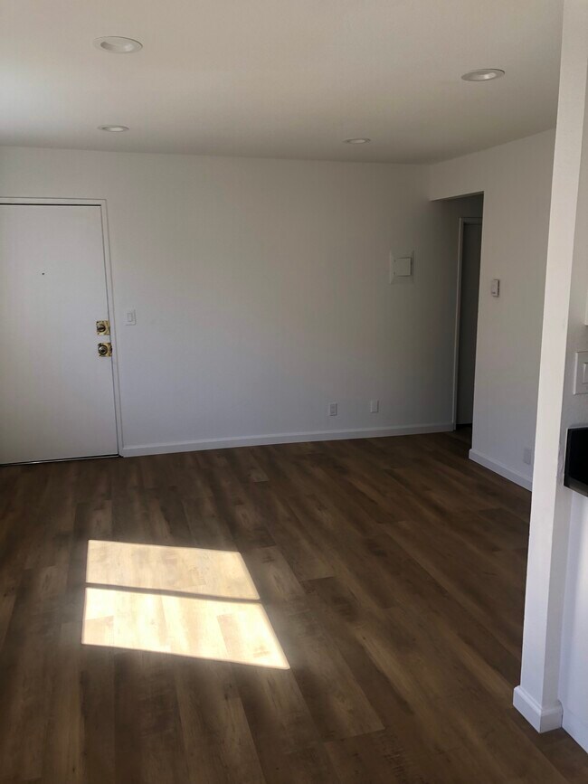 Living Room - 2333 Penmar Ave