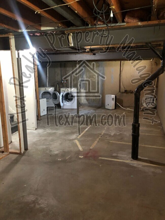 Building Photo - West Side Town Home - Sylvania Schools!!!