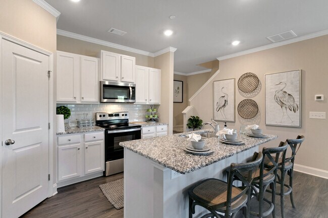 Cocina abierta con isla - Covey Homes Bluffs - Homes for Rent