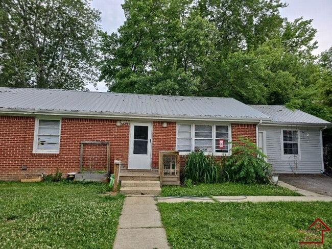 Building Photo - 555 E 20th St