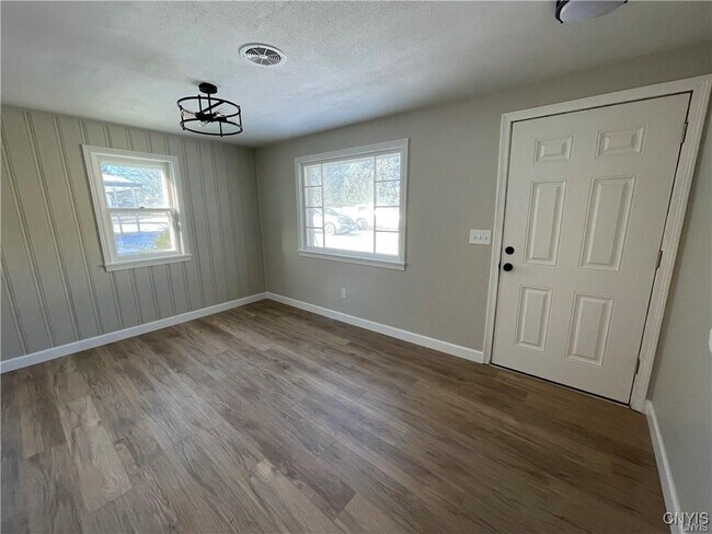 Foto del edificio - 4900 Bear Rd