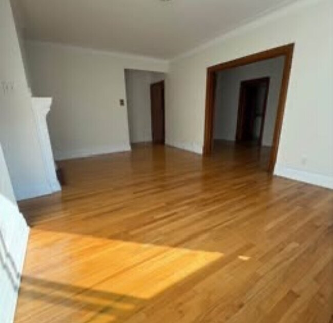 Building Photo - 6 Pl Park