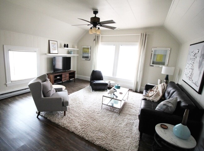 Living room - 204 Northeast 5th Avenue