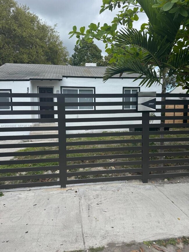 Foto del edificio - 833 NW 75th St