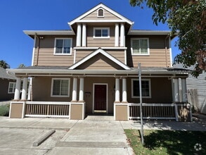 Building Photo - 722 W 18th St