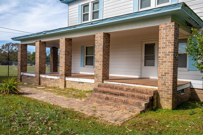 Building Photo - Stellar Location Right Behind Campbell Foo...