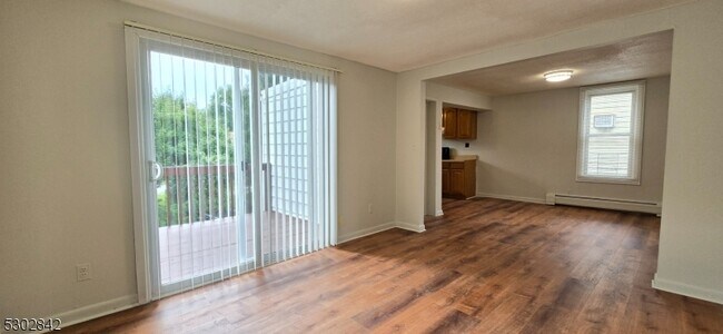 Foto del edificio - 28 Cedarhurst Ave