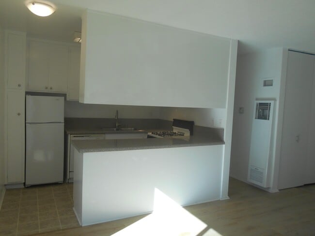 Building Photo - 325 Bay St.