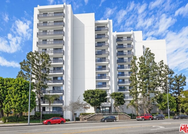 Building Photo - 321 S San Vicente Blvd