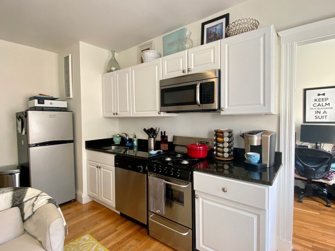 Primary Photo - Nicely renovated 1 bed unit located near C...
