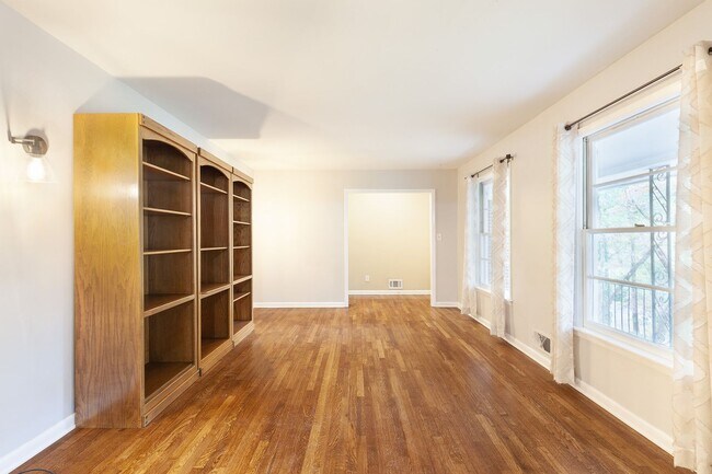 Building Photo - Very Spacious 4/3 w/ Finished Basement in Great Smyrna Location!