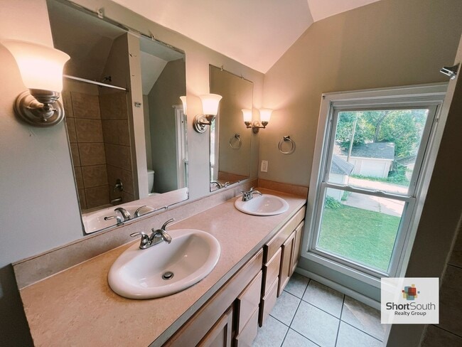 Foto del edificio - 5 bed 2 bath Single Family Home