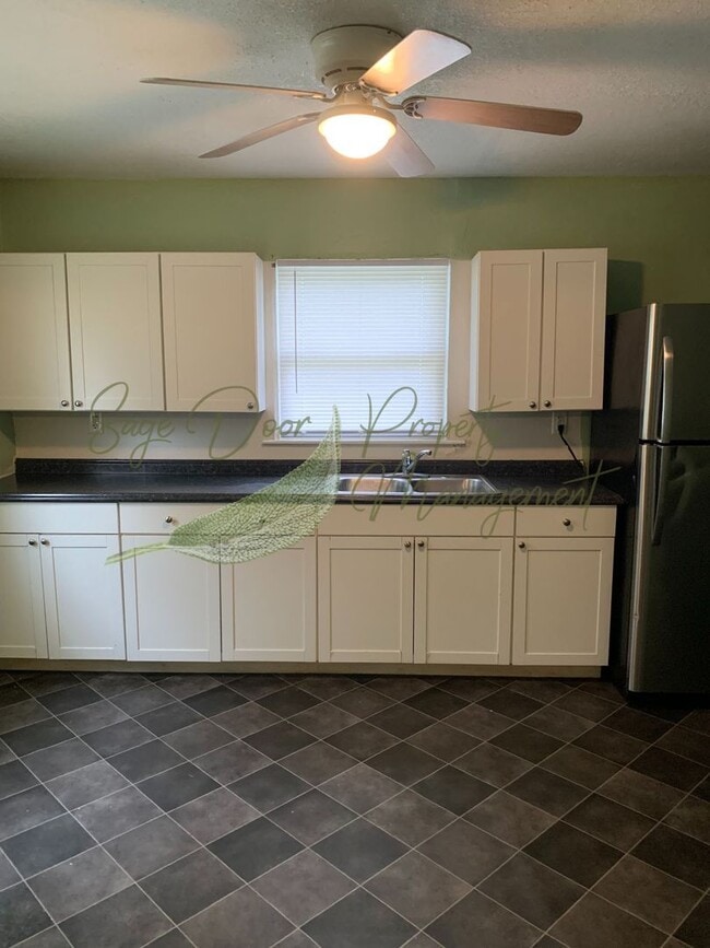 Building Photo - BRIGHT LAYOUT!
