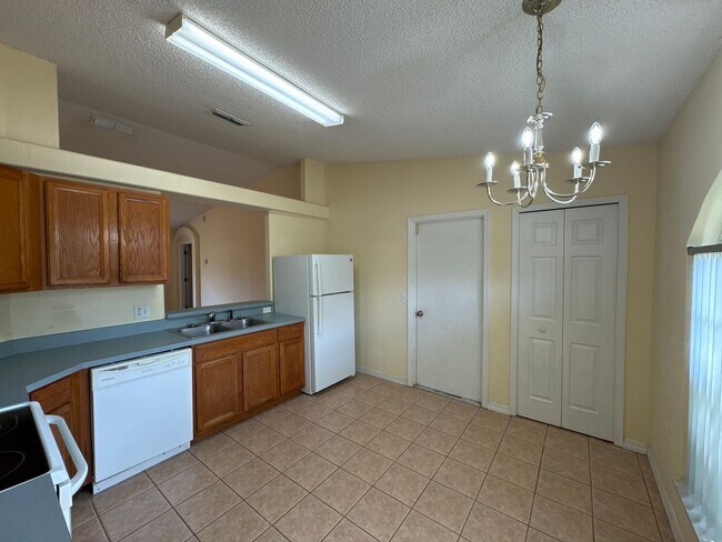 Building Photo - BEAUTIFUL 3-bedroom/2-bathroom HOME in Del...