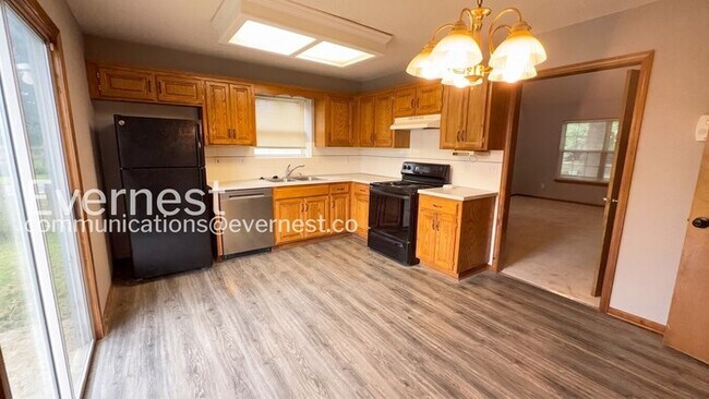 Foto del edificio - 3 Bed/1.5 Bath Home with Fenced Yard & Garage / Pet-Friendly / Vouchers Accepted / Available Now!