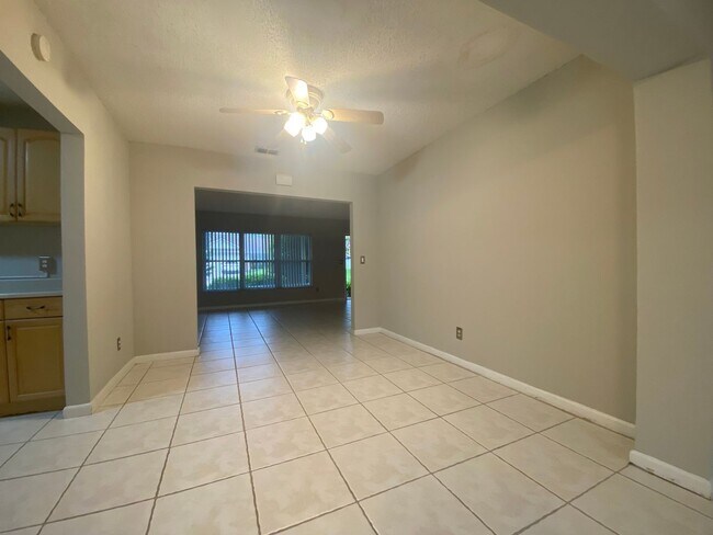 Foto del edificio - 1421 Ridgecrest Rd