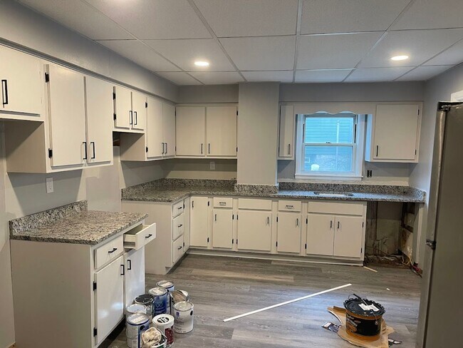 Building Photo - Beautiful, Sparkling New Kitchen - 4 Bedro...