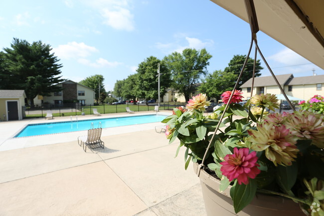 Swimming Pool - Willow Creek Apartments