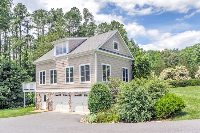 Foto del edificio - 2 Bedroom House with Attached Garage in Earlysville