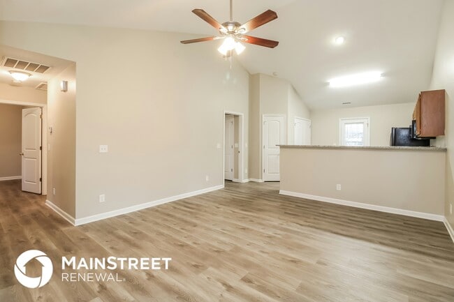Building Photo - 3923 Springbrook Dr