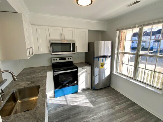 Foto del edificio - 4740 Greenlaw Dr