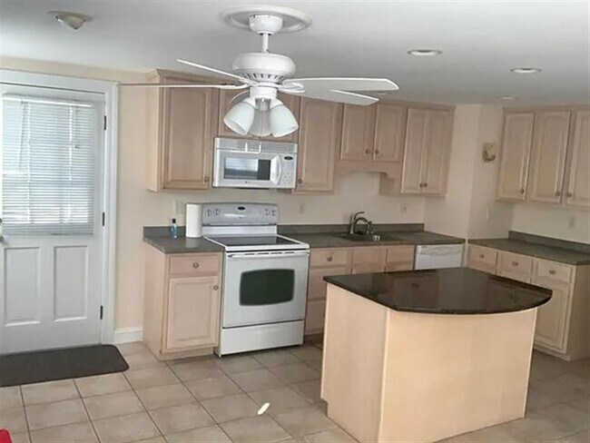 Foto del edificio - Still Available, Rush Now!