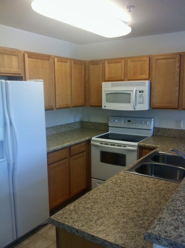 Kitchen w lots of cabinets - 1208 Walnut Ave