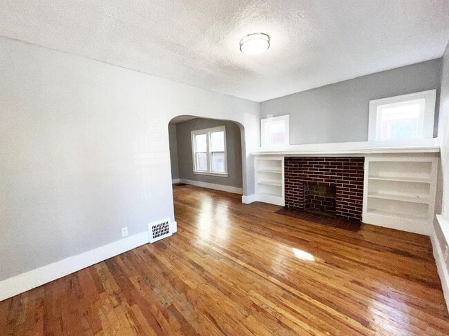 Building Photo - 273 Eastlawn St