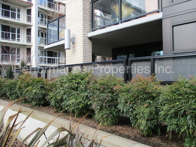 Building Photo - 1830 NW Riverscape St