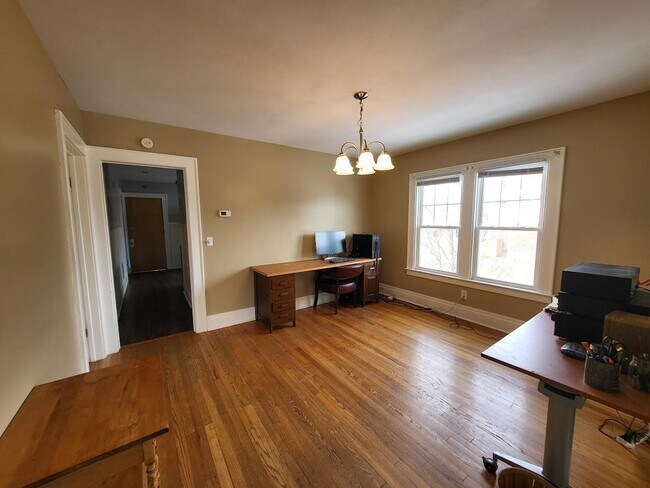 Building Photo - 300 Forest Hill Dr
