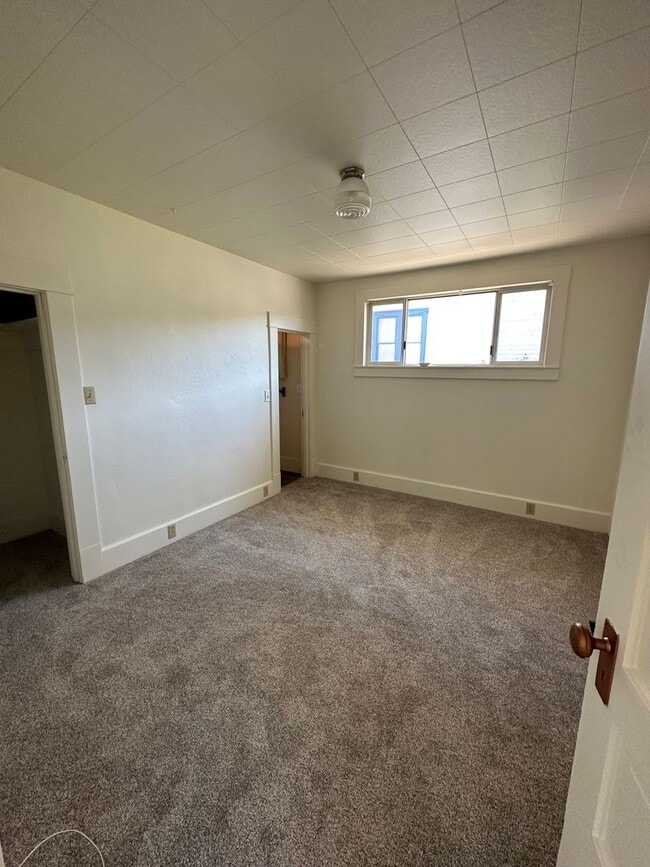 Building Photo - Roseburg 2 bedroom 2 bath home
