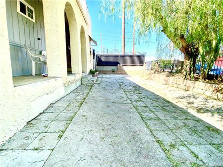 Foto del edificio - 6743 Tujunga Ave
