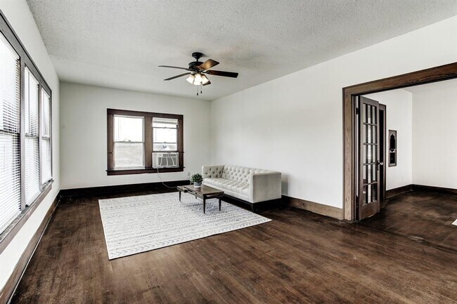 Building Photo - 1604 Hussion St